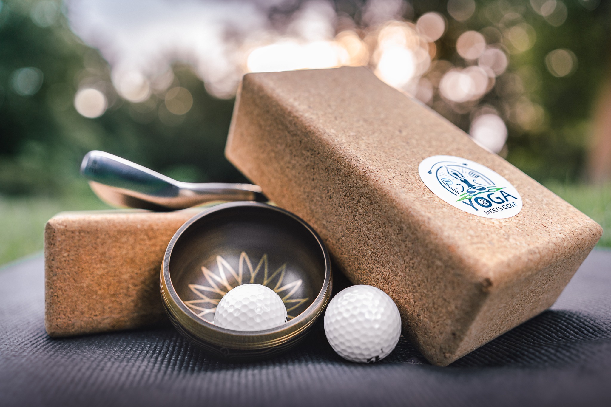 Yoga Meets Golf – Klangschale, Golfbälle und Yogablöcke